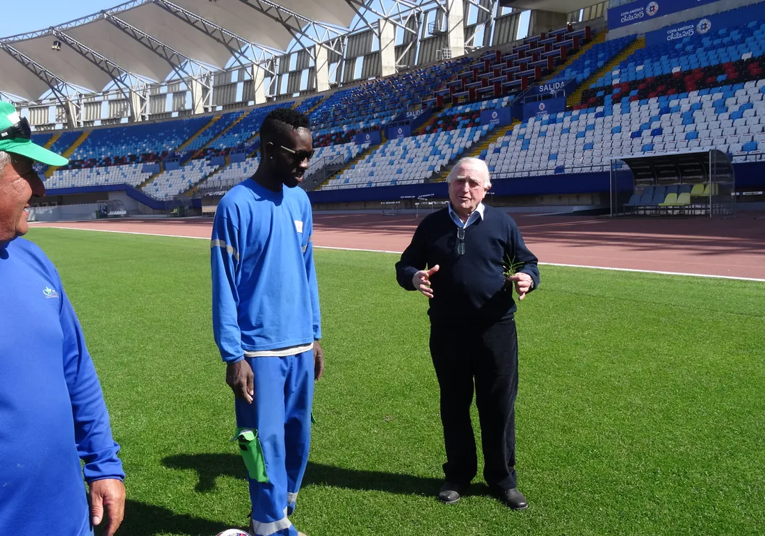 Hernán Johnson, fundador de Parques Johnson, en la cancha de un estadio