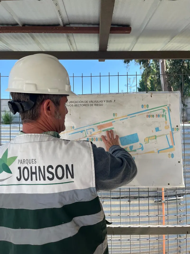 Profesional de Parques Johnson revisando un plano de riego
